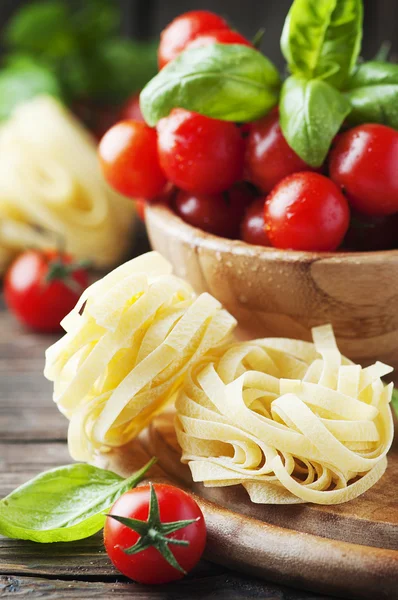 Italiensk pasta med tomater och basilika — Stockfoto