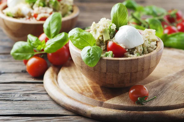 Salada saudável com quinoa e tomate — Fotografia de Stock