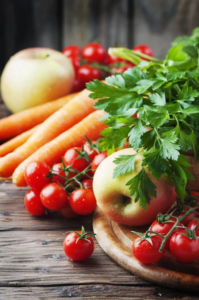 Comida saludable con tomates y manzana — Foto de Stock
