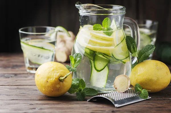 Koktail sehat dengan lemon dan mentimun — Stok Foto