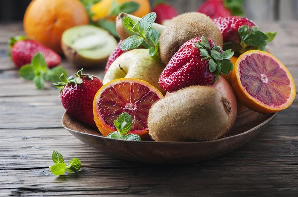 Смесь свежих фруктов на столе — стоковое фото