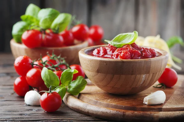 Italienische hausgemachte Sauce mit Tomaten und Basilikum — Stockfoto