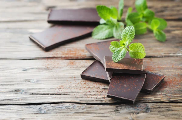 Chocolate negro con menta —  Fotos de Stock