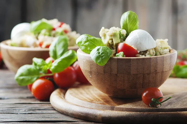 Healthy salad with quinoa and tomatoes — Stock Photo, Image