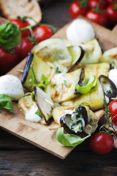 Rollos de berenjena con mozzarella — Foto de Stock