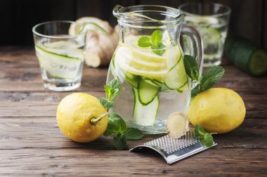 Su Sassy limon, salatalık ve zencefil ile