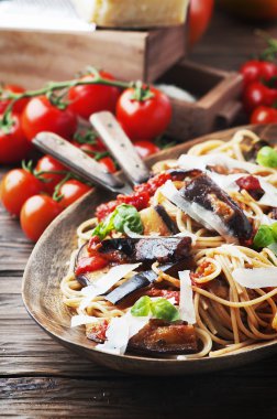 İtalyan geleneksel makarna patlıcan alla ile norma