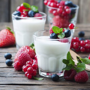 Çilek karışımı ile sağlıklı yoğurt