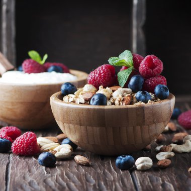 Çilek ve fındık ile ev yapımı müsli