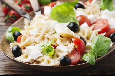 Soğuk makarna ve mozzarellalı salata 
