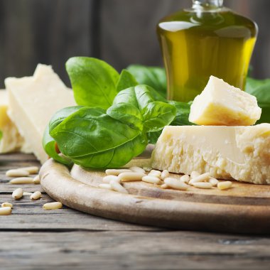 Fesleğen, peynir, çam ve zeytin yağı ahşap tablo