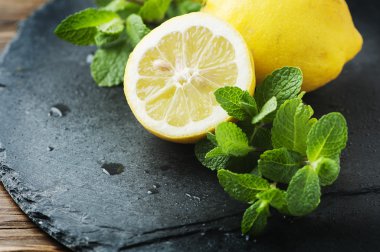 Masanın üzerine limon ve yeşil nane sarı 
