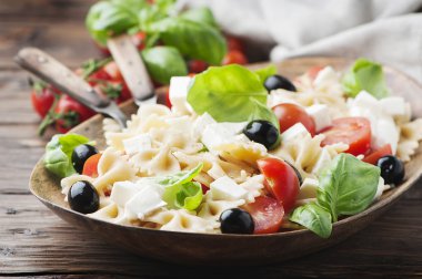 Soğuk makarna ve mozzarellalı salata 