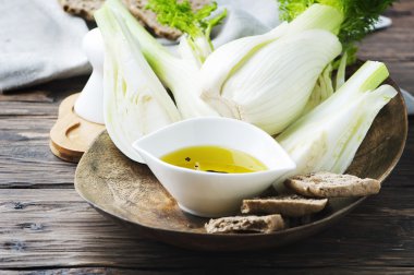 Ahşap masa üzerinde taze tatlı rezene