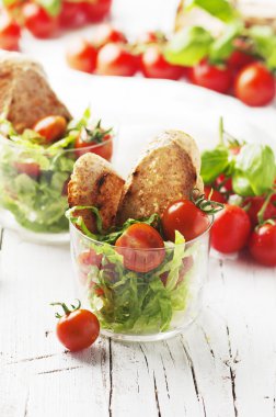 Vegan salata domates ve ekmek