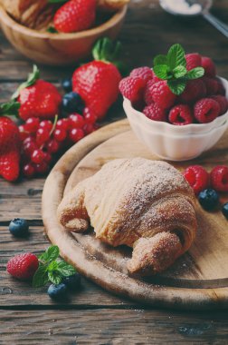 Çilek karışımı ile taze kruvasan