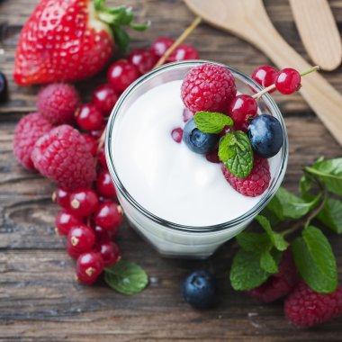 Çilek karışımı ile sağlıklı yoğurt