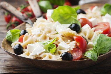 Soğuk makarna ve mozzarellalı salata 