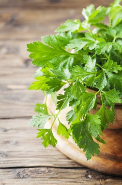 Ahşap masa üzerinde yeşil taze maydanoz 