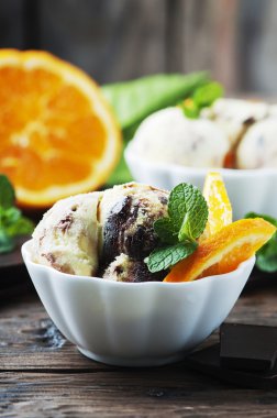 Portakal ve nane ile dondurma 