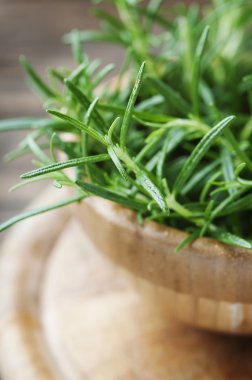 Ahşap masa üzerinde aromatik taze biberiye