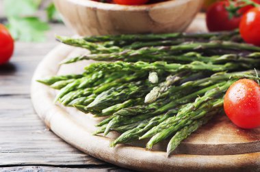 Domates ile ham taze kuşkonmaz 