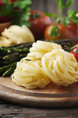 Ev yapımı makarna çeşitleri ham kuşkonmaz ile