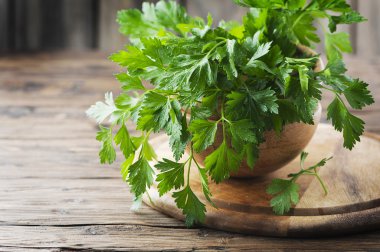 Ahşap masa üzerinde yeşil taze maydanoz 