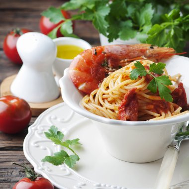 İtalyan spagetti karides ve maydanoz ile