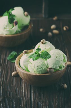 Nane ve fındık ile fıstıklı dondurma