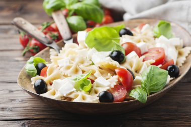 Soğuk makarna ve mozzarellalı salata 