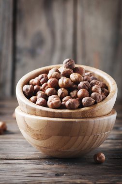 Ahşap masa üzerinde ham sağlıklı fındık 