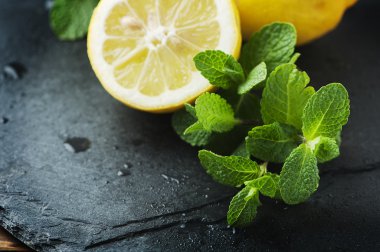 Masanın üzerine limon ve yeşil nane sarı 