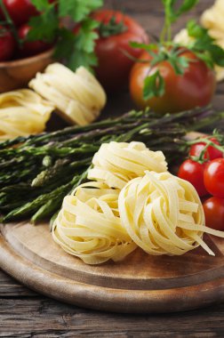 Geleneksel makarna çeşitleri ham kuşkonmaz ile