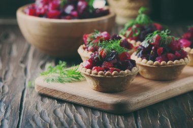 Geleneksel Rus vegan patates ve kırmızı pancar salatası