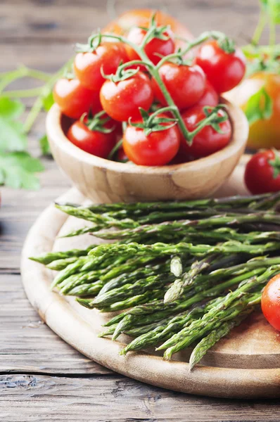 Uncooked fresh asparagus with tomatoes — Stock Photo, Image