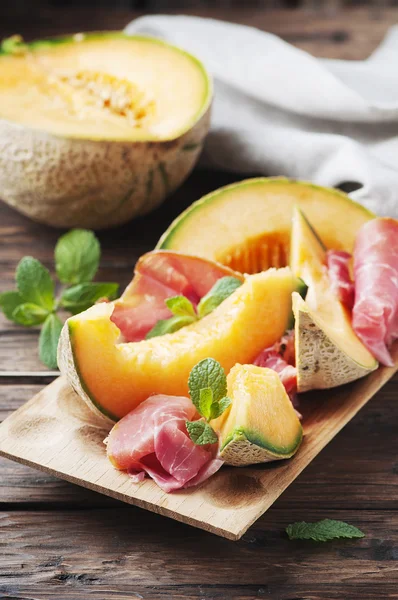 Antipasto italiano com prosciutto e melão doce fresco — Fotografia de Stock