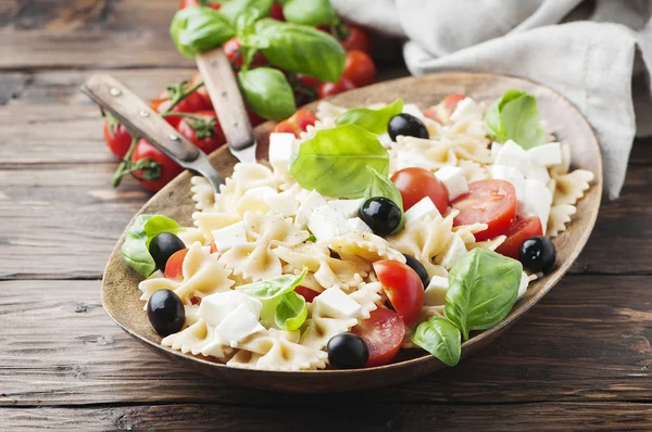 意大利面食和意大利干酪沙拉 — 图库照片