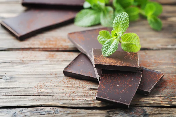 Chocolate negro con menta verde —  Fotos de Stock