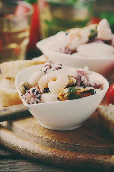 Insalata di frutti di mare con vino bianco — Foto Stock