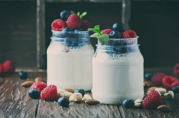 Yogur saludable con bayas y frutos secos —  Fotos de Stock