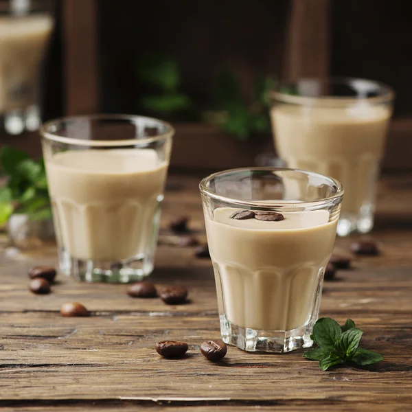 Cold cream met koffie en mint op de houten tafel — Stockfoto