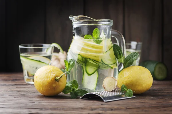 Air Sassy dengan lemon, mentimun dan jahe — Stok Foto
