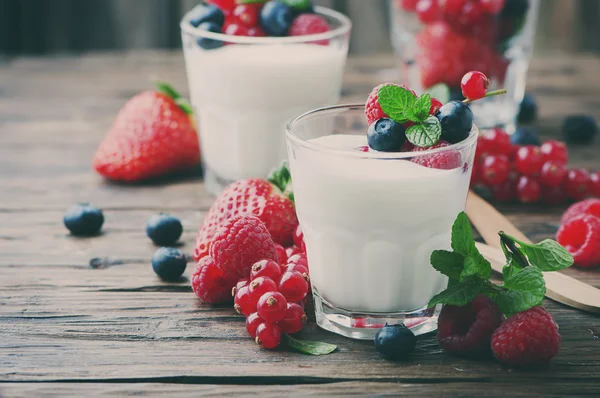 Yougurt saudável com mistura de bagas — Fotografia de Stock