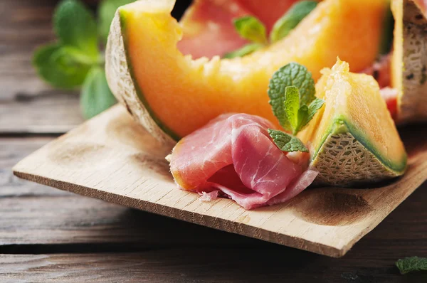 Antipasto italiano com prosciutto e melão doce fresco — Fotografia de Stock