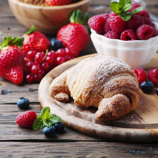 Croissant fresco con mezcla de bayas — Foto de Stock