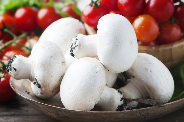 Alimentos saudáveis com champinhons e tomates — Fotografia de Stock