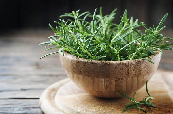 Rosemary verde fresco na mesa de madeira — Fotografia de Stock