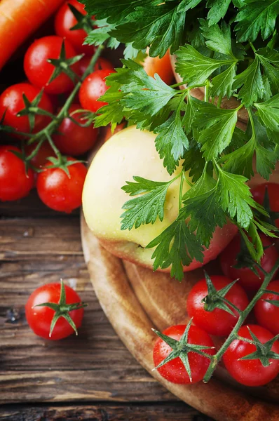 Concepto de comida vegana con tomates y manzana — Foto de Stock