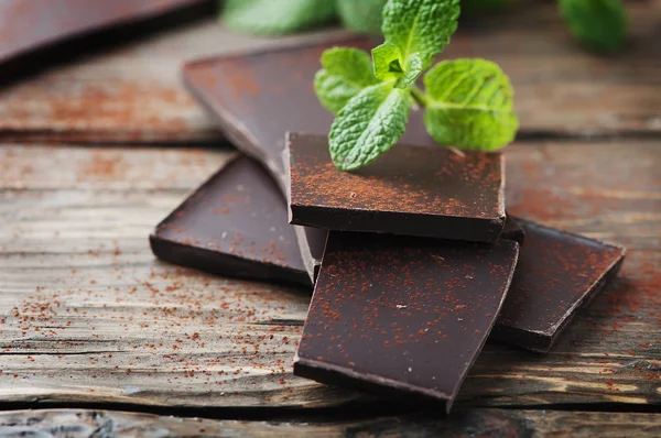 Темный шоколад с зеленой мятой — стоковое фото